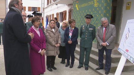 María Gámez (izquierda) conoce los detalles del proyecto.