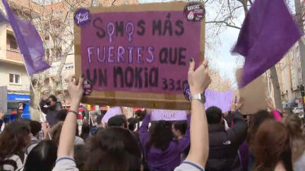 Estudiantes salen a la calle por el Dia de la Mujer.