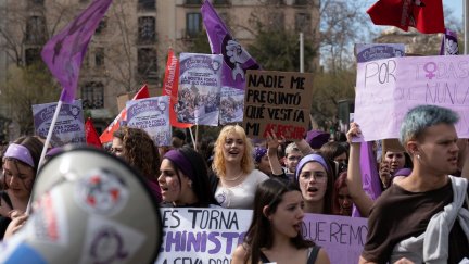 Momento de la manifestación estudiantil por el 8M en Barcelona. / Europa Press - David Zorrakino