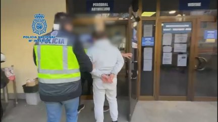 Uno de los detenidos es trasladado a dependencias policiales. / Policía Nacional