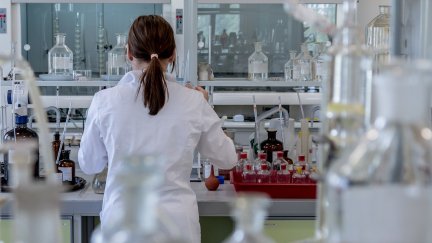 Una mujer realiza análisis e un laboratorio / Pixabay