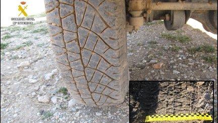 Ruedas del vehículo con el que presuntamente se cometió el atropello. / Guardia Civil