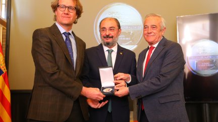 El Gobierno de Aragón hace entrega de este galardón a la Fundación Manuel Giménez Abad. / Gobierno de Aragón.