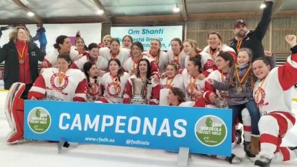 Elena Paules levanta el trofeo de Liga. Foto: Aragón Deporte