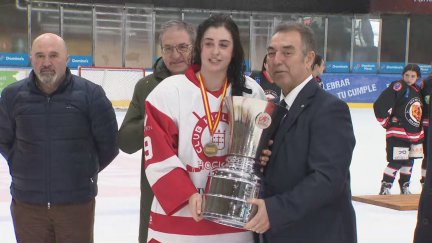 Elena Paules recibe la copa que acredita al CH Jaca femenino como campeón de liga.
