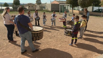 La escuela de tambores de Samper de Calanda (Teruel) ensaya para la Exaltación del Domingo de Ramos.