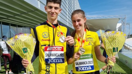 Aarón Gastón y Greta Guerrero, posan con sus medallas de campeones de España Sub-18. Foto: Alcampo Scorpio 71