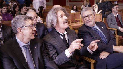 El actor que ha interpretado a Einstein, durante la visita al Paraninfo. / Universidad de Zaragoza
