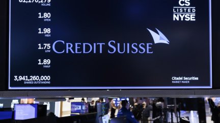 Pantalla de la cotización del banco Credit Suisse en la Bolsa de Nueva York./ EFE/EPA/JUSTIN LANE.