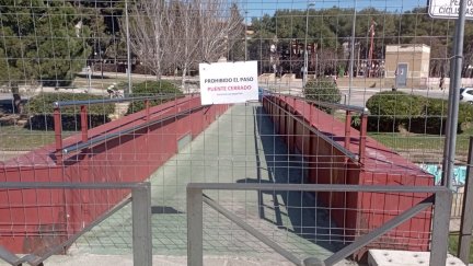 El Ayuntamiento de Huesca cierra por seguridad la pasarela sobre el río Isuela./ Ayuntamiento de Huesca.