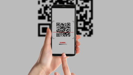 La Policía Nacional recomienda estar atentos al escanear códigos QR. / OCU.
