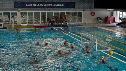 Una imagen del encuentro disputado este sábado en la piscina del Atlètic Barceloneta.