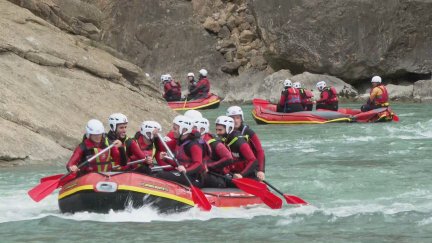Un grupo de jóvenes haciendo rafting este sábado en el río Gallego.