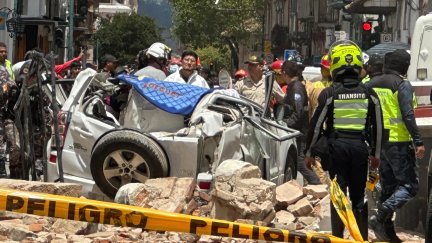 Personas observan los daños ocasionados por el sismo de magnitud 6,5 en la escala de Richter este sábado, en la ciudad de Cuenca (Ecuador). / EFE.