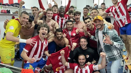 Felicidad en el vestuario tras el triunfo ante el CF Illueca. Foto: UD Barbastro