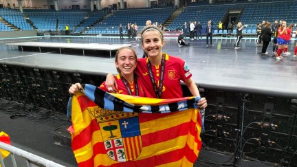 Irene Sampez (izquierda) y María Sanz (derecha) celebran su victoria en el Europeo.