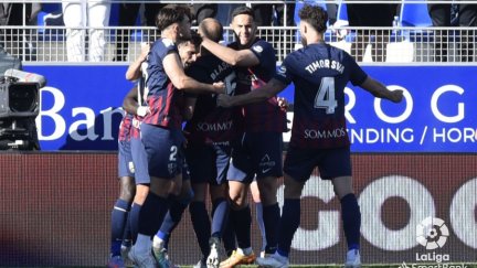 Los jugadores de la SD Huesca celebra el gol de Obeng ante el Real Zaragoza.