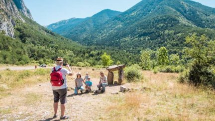 Una familia inmortaliza su visita al valle de Tena, en Huesca. / Turismo de Aragón