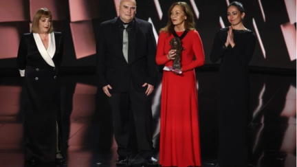 Eulalia Ramón, junto a sus hijos y la actriz Carmen Maura, recogiendo el Goya de Honor 2023 por Carlos Saura, en la 37 edición de los Premios Goya.