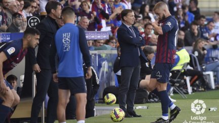 Jorge Pulido, en el momento de abandonar el campo tras su expulsión. Foto: LaLiga