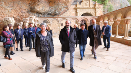 El presidente de Aragón, Javier Lambán, ha inaugurado este martes la exposición 'Viajeros y fotógrafos' en San Juan de la Peña. / Gobierno de Aragón