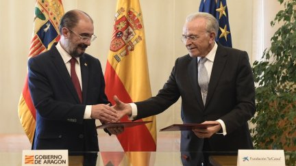 El presidente de Aragón, Javier Lambán (izq) e Isidro Fainé, presidente de la Fundación La Caixa (dcha). / Fundación La Caixa durante la firma del convenio