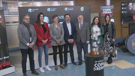 Posado con la Copa de la Reina. Foto: Aragón Deporte