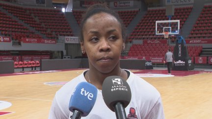 Imani Tate en rueda de prensa.