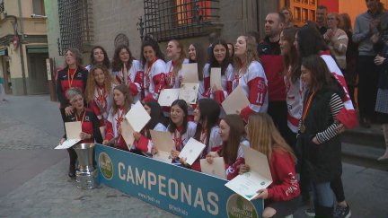 Jugadoras, cuerpo técnico y directivos del club aragonés posan en los exteriores del ayuntamiento.