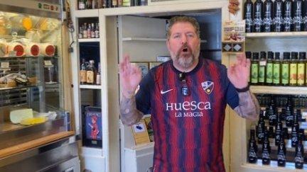 Larry Shy en un comercio de Huesca. / @LarryShyGuy.