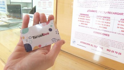 Un usuario sostiene la tarjeta de autobús para menores de 8 años