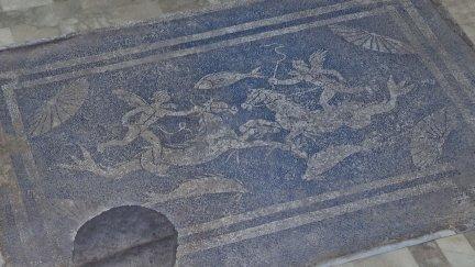 El mosaico decoraba el vestíbulo de unas termas.