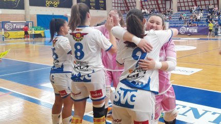 Las jugadoras del Sala Zaragoza, en la pista del Futsal Alcantarilla.
