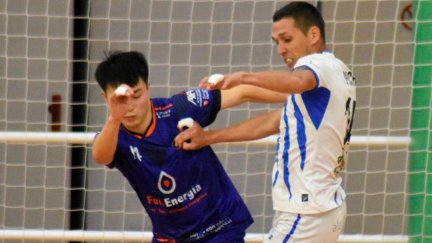 Shunta Uchida, autor de tres goles, pelea con un rival en un lance del partido.