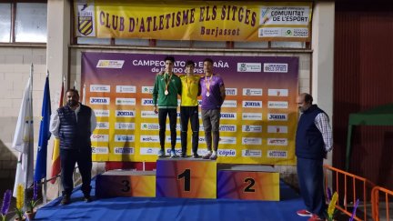 Sergio del Barrio, en el podio del Campeonato de España de 5.000 metros.