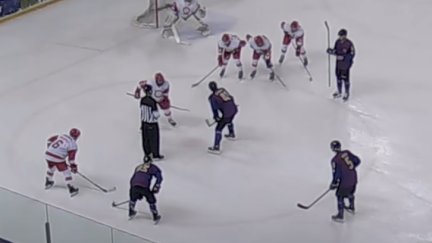 Una imagen del encuentro disputado este sábado en la pista de hielo de Jaca.