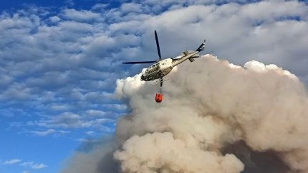 Un helicóptero trabaja en las labores de extinción. / Gobierno de Aragón.