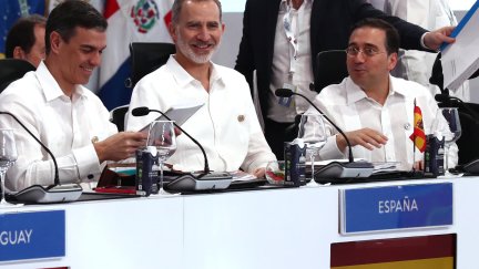 El presidente del Gobierno, Pedro Sánchez (i), el rey Felipe VI, y el ministro de Asuntos Exteriores, José Manuel Albares (d), en una de las sesiones de la Cumbre. (EFE/Moncloa/Fernando Calvo)