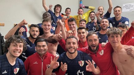 Celebración en el vestuario de la UD Barbastro tras ganar en Cariñena