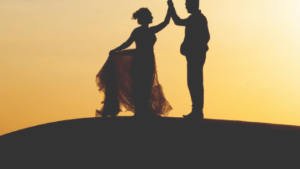 Una pareja de recién casados se coge la mano. / Canva