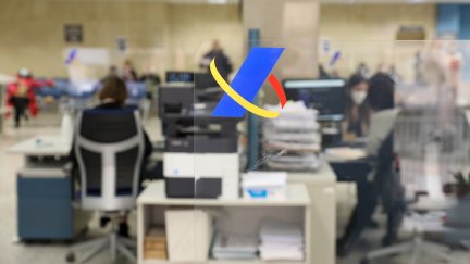 Varios empleados trabajan en una oficina de la Agencia Tributaria. / Europa Press.