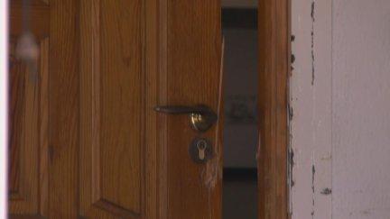 Puerta de la vivienda donde se perpetraron los hechos.