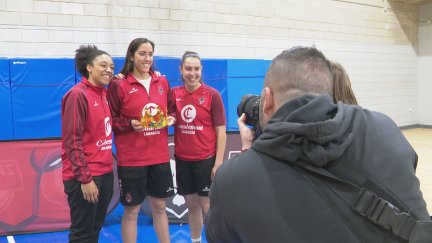Helena Oma, Vega Gimeno y Lara González posan ante los medios. Foto: Aragón Deporte