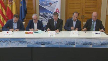 Firma del convenio de unión de Astún y Candanchú.