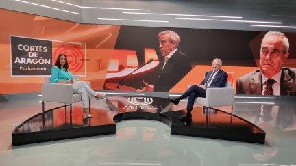 Laura Zorzano entrevista al presidente de las Cortes, Javier Sada, en el programa 500 de 'Aragón en Pleno'. / CARTV