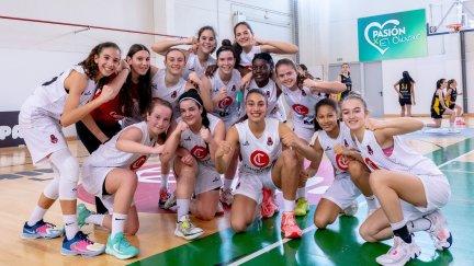 Las jugadoras del Infantil del Casademont Zaragoza femenino celebran su pase a las semifinales.