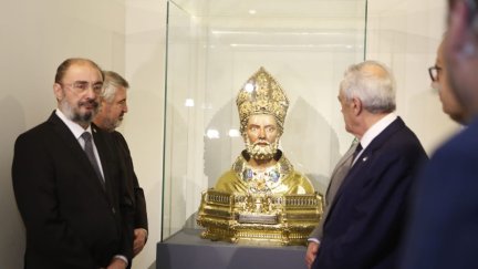 El presidente de Aragón, Javier Lambán, ha visitado este viernes la nueva exposición sobre el Papa Luna. / Gobierno de Aragón