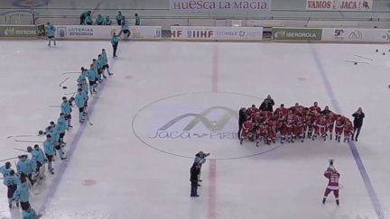Los jugadores del CH Jaca celebran la conquista del título de liga.