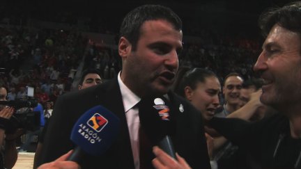 Carlos Cantero atiende a Aragón TV y Aragón Radio al término del partido.