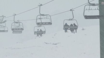 Un manto de nieve ha cubierto Panticosa este domingo.